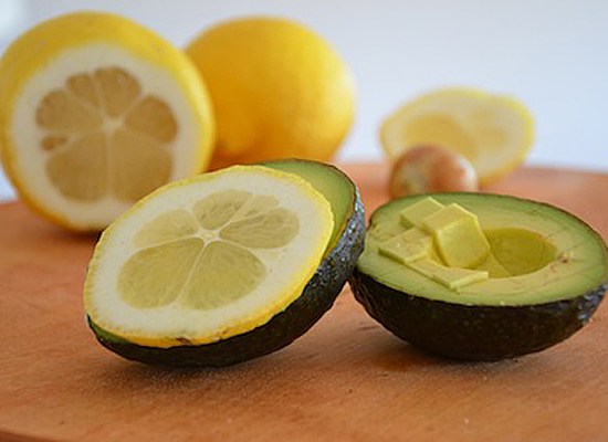 use-a-slice-of-lemon-to-keep-your-avocado-from-browning.